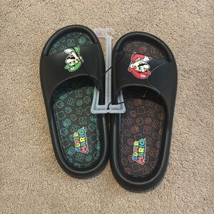 Super Mario Brothers Luigi Ground Up Youth Size 5 Flip Flops Sandals Slides